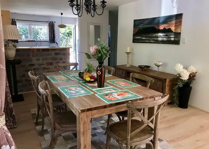 African Holiday Home In Table View